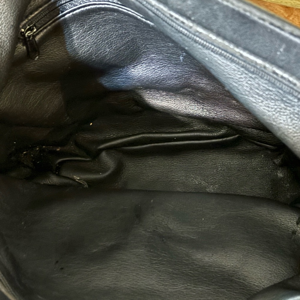 CHANEL Black Leather Shoulder Bag - Picture 10 of 11